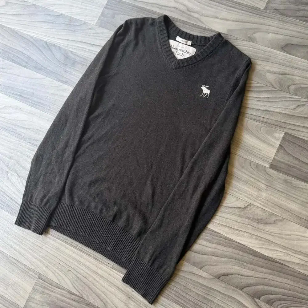 Vintage Abercrombie & Fitch Muscle Fit V-Neck Sweater Grey